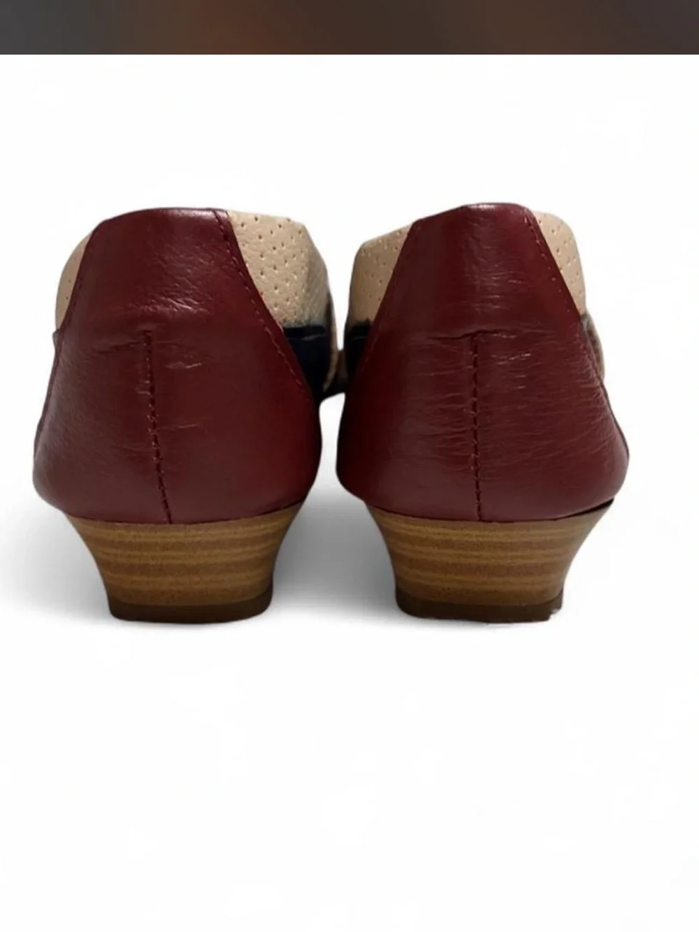 COUROS LINE- Tricolor flats with navy blue, beige, and red color blocking.